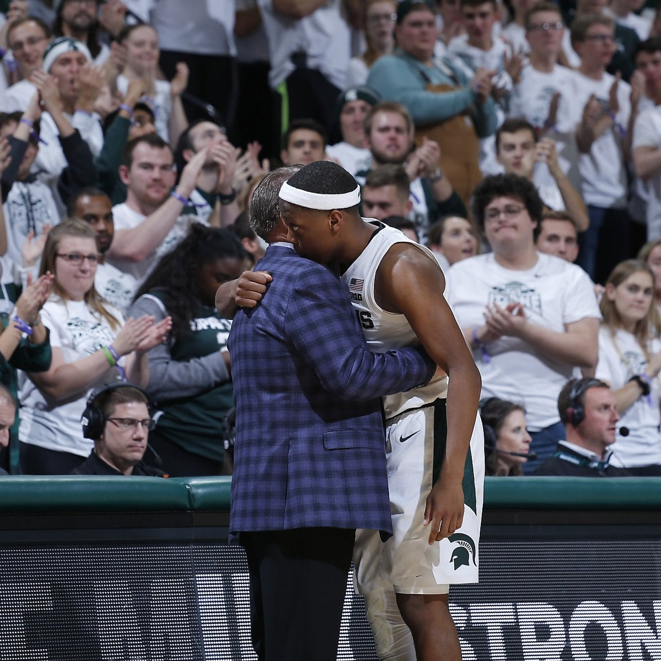 Cassius Winston hugs Tom Izzo